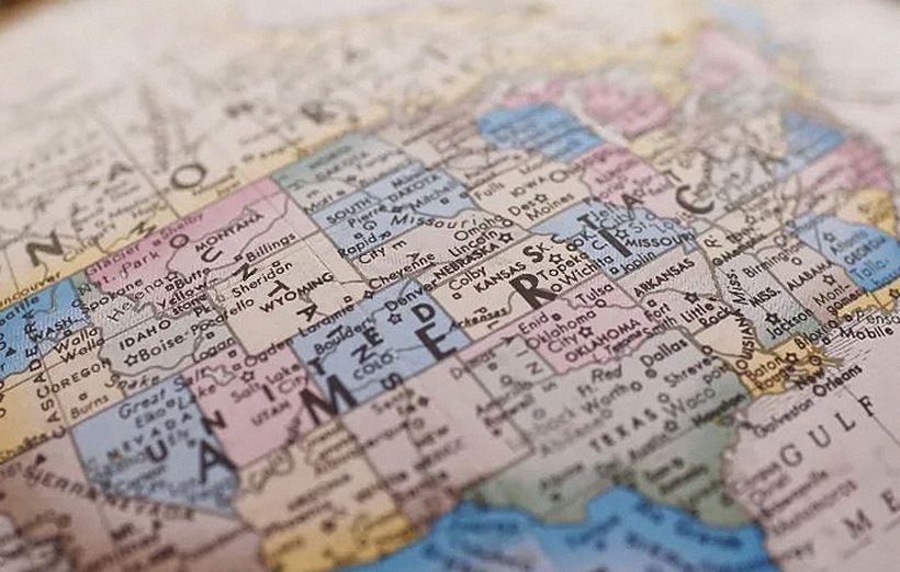 Detalle de un globo terráqueo con el mapa de América
