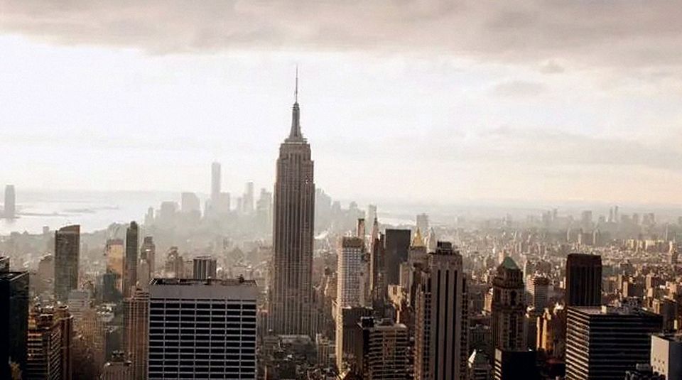Panorámica urbana con rascacielos entre la niebla